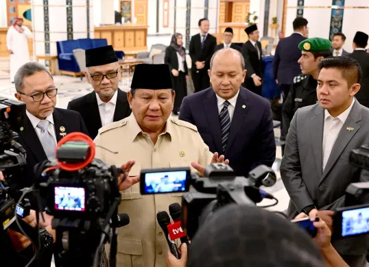 Potret Presiden Prabowo Subianto yang memerintahkan tindakan penyelamatan cepat atas kecelakaan KMP Tunu Pratama Jaya di Selat Bali. (Sumber: Setneg.go.id)