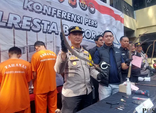 Petugas gabungan Polresta Bogor Kota dan Polsek Bogor Timur memperlihatkan senjata tajam yang disita dari 7 remaja pelaku tawuran saat konferensi pers di Mapolsek Bogor Timur, Kamis, 3 Juli 2025. (Sumber: POSKOTA | Foto: Sekar Putri Andini)