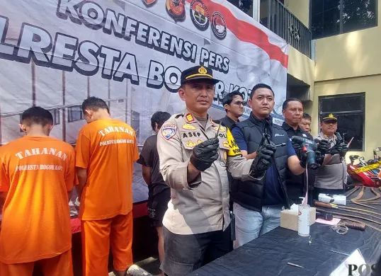 Polresta Bogor Kota bersama Polsek Bogor Timur menggelar konferensi pers pengungkapan kasus pencurian mobil boks di Mapolsek Bogor Timur, Kota Bogor, Rabu, 3 Juli 2025. (Sumber: POSKOTA | Foto: Sekar Putri Andini)