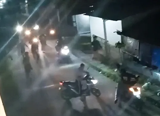 Tangkap layar aksi tawuran antar geng pemuda di Kampung Turi, Desa Sriamur, Kecamatan Tambun Utara, Kabupaten Bekasi terekam kamera warga sekitar.
