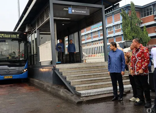 Wali Kota Bekasi, Tri Adhianto, resmi membuka rute baru TransJabodetabek jurusan Bekasi-Dukuh Atas di Terminal Induk Kota Bekasi, Kamis 3 Juli 2025. (Sumber: POSKOTA | Foto: Nurpini Aulia Rapika)