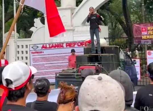 Suasana aksi unjuk rasa massa SP2B menuntut pembayaran Tuta di depan Gedung Negara Banten, Jalan Brigjen Samun, Kota Serang, Kamis 3 Juli 2025. (Sumber: POSKOTA | Foto: Rahmat Haryono)