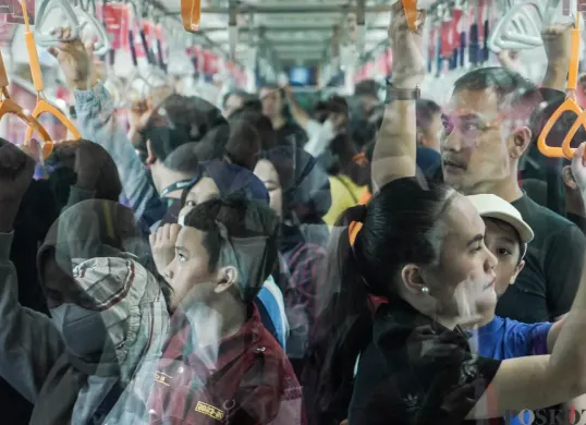 Ilustrasi. Cara naik KRL Commuter Line, MRT Jakarta, hingga TransJakarta ke Blok M dari berbagai wilayah Jabodetabek. (Sumber: Poskota/Bilal Nugraha Ginanjar)