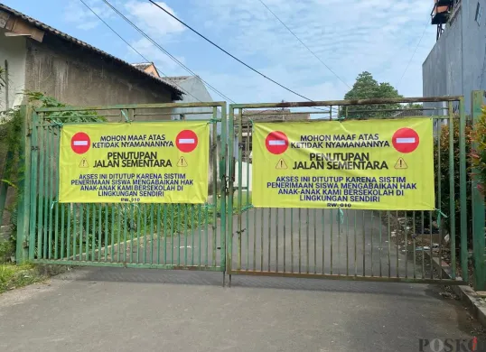 Akses jalan SMAN 6 Kota Tangerang Selatan disegel, Jumat, 4 Juli 2025. (Sumber: Poskota/Primayanti Juli Kumala Manalu)