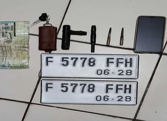 Sejumlah barang bukti anak mata kuncidan plat nomor diduga palsu berhasil diamankam petugas Polsek Cimanggis dari tersangka curanmor di Depok. (Sumber: Poskota/Angga Pahlevi)