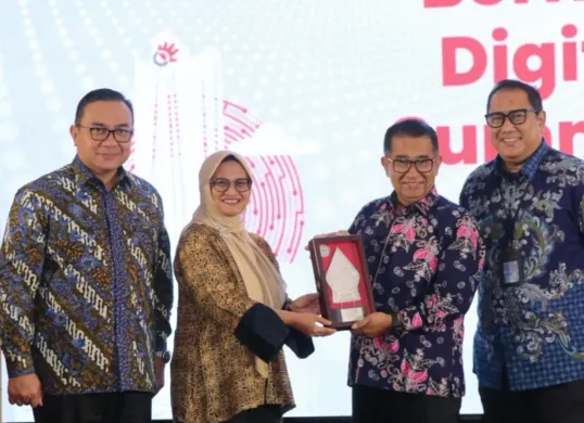 Direktur Utama Telkom Dian Siswarini (kedua dari kiri) saat menyerahkan cinderamata kepada Direktur Jenderal Otonomi Daerah Kemendagri Dr. Akmal Malik, M.Si. (kedua dari kanan). (Sumber: Dok. Telkom)
