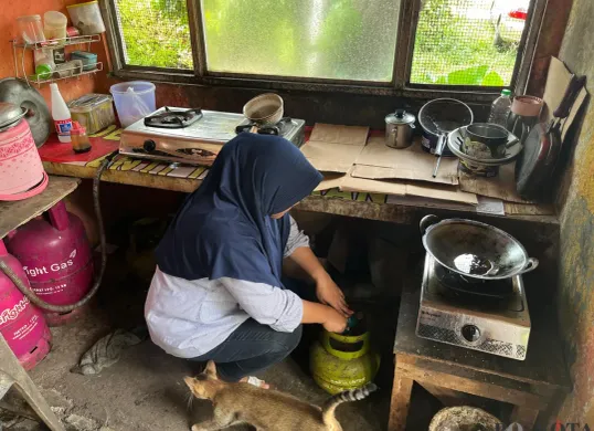 Irma Haryanti, 43 tahun warga Palmerah saat hendak mengganti tabung gas LPG 3 kilogram yang habis, Jumat, 4 Juli 2025. (Sumber: Poskota/Pandi Ramedhan)