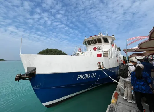 Kapal Pusat Krisis Kegawatdaruratan Kesehatan Daerah (PK3D 01) di Pulau Kelapa, Kepulauan Seribu, pada Jumat, 4 Juli 2025. (Sumber: Poskota/M. Tegar Jihad)