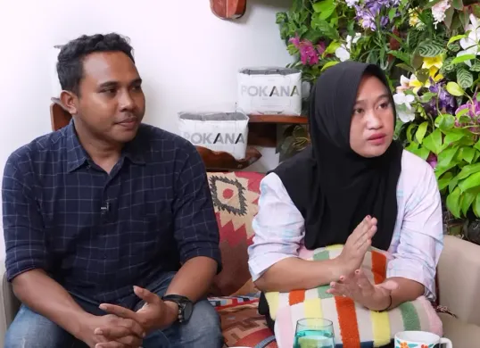 Orang tua kasus dugaan malapraktik yang menimpa balita bernama Arumi. (Sumber: YouTube/CURHAT BANG Denny Sumargo)