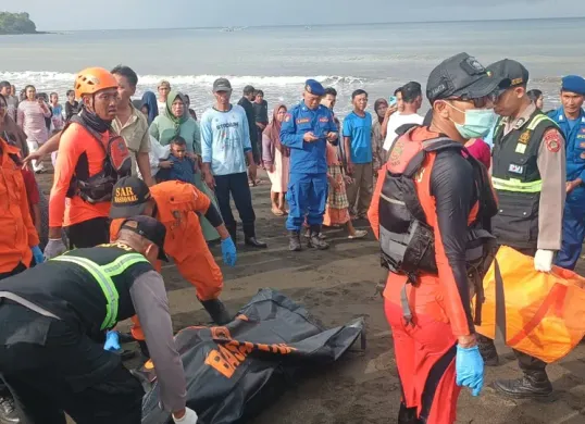Proses evakuasi korban Kapal Tunu Pratama Jaya yang tenggelam di perairan Selat Bali, pada Rabu, 2 Juli 2025 malam. (Sumber: BASARNAS)