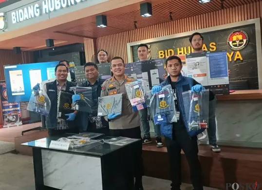 Direktorat Siber Polda Metro Jaya membongkar sindikat kejahatan siber dengan modus love scam di Mapolda Metro Jaya, Jumat, 4 Juli 2025. (Sumber: Poskota/Ali Mansur)