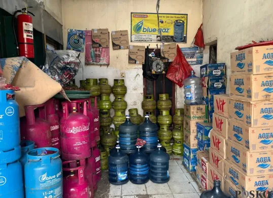 Pengecer gas LPG 3 kilogram di kawasan Kebon Jeruk, Jakarta Barat, Jumat, 4 Juli 2025. (Sumber: Poskota/Pandi Ramedhan)