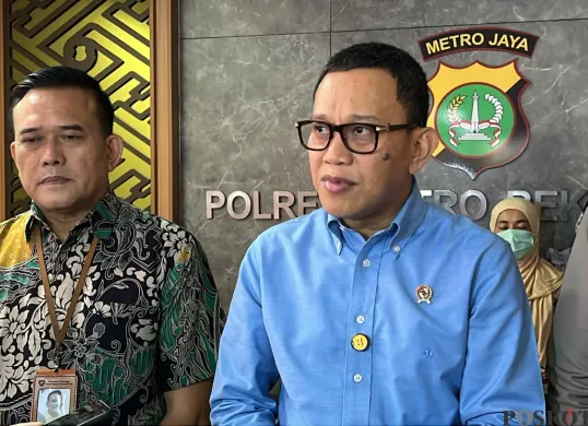 Menteri P2MI, Abdul Kadir Kardingsaat berkunjung ke Mapolres Metro Bekasi Kota, Jumat, 4 Juli 2025. (Sumber: Poskota/Nurpini Aulia Rapika)