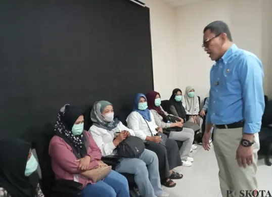 Menteri Perlindungan Pekerja Migran Indonesia (P2MI), Abdul Kadir Karding, menengok langsung 18 calon pekerja migran ilegal yang gagal diberangkatkan ke Arab Saudi, Jumat 4 Juli 2025. (Sumber: Poskota/Nurpini Aulia Rapika)
