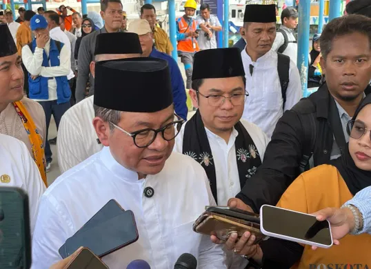 Gubernur Jakarta Pramono Anung saat menyampaikan pernyataan kepada awak media di Pulau Kelapa, Kepulauan Seribu, Jumat, 4 Juli 2025. (Sumber: Poskota/M. Tegar Jihad)