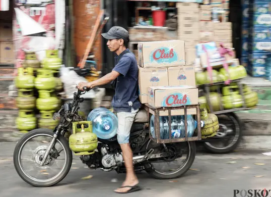 Ilustrasi penjual tabung gas elpiji. (Sumber: Poskota/Bilal Nugraha Ginanjar)