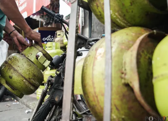 Ilustrasi tabung gas elpiji bersubsidi di kawasan Palmerah, Jakarta Barat, Jumat, 4 Juli 2025. (Sumber: Poskota/Bilal Nugraha Ginanjar)