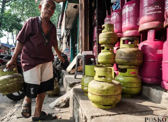 Penjual menata elpiji subsidi 3 kg yang akan diantarkan ke rumah warga di Kawasan Palmerah, Jakarta, Jum'at, 4 Juli 2025. (Sumber: Poskota/Bilal Nugraha Ginanjar)