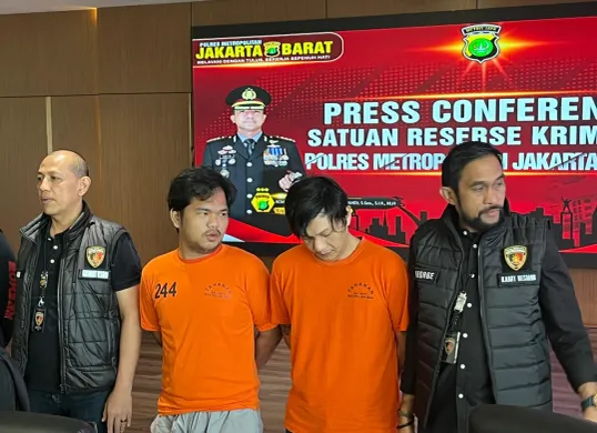 Dua polisi gadungan tipu korban yang hendak jual motor di media sosial ditangkap unit Reskrim Polres Metro Jakarta Barat. (Sumber: Poskota/Pandi Ramedhan)