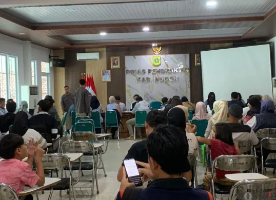 Sejumlah orang tua murid mendatangi Kantor Disdik Kabupaten Bogor mengurus pendaftaran Sistem Penerimaan Murid Baru (SPMB), Jumat, 4 Juli 2025. (Sumber: Poskota/Sekar Putri Andini)