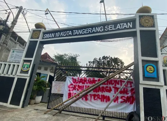 SMAN 10 Tangerang Selatan (Tangsel) diserbu warga dan spanduk terkait proses Penerimaan Peserta Didik Baru (PPDB) 2025, Jumat, 4 Juli 2025. (Sumber: Poskota/Primayanti Juli Kumala Manalu)