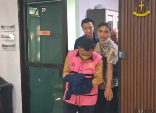 Tersangka Asep Mulyana saat akan dibawa ke Rutan Serang usai ditetapkan sebagai tersangka dugaan korupsi Proyek Jalan Usaha Tani. (Sumber: Poskota/Rahmat Haryono)