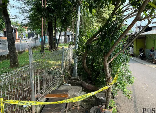 Garis polisi dipasang di lokasi bocah yang tewas diduga tersengat listrik di kawasan Kebayoran Baru, Jakarta Selatan. (Sumber: POSKOTA | Foto: Pandi Ramedhan)