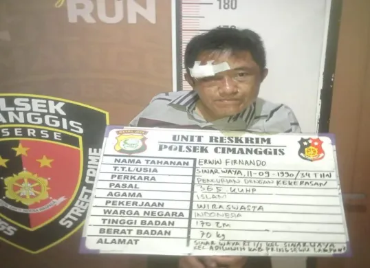 Tampang bonyok perampas uang usai dihajar massa saat mendekam di jeruji besi pesakitan Polsek Cimanggis, Kota Depok. (Sumber: Polsek Cimanggis)