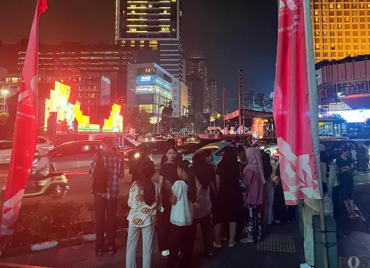 Sejumlah warga tetap berdatangan ke Bundaran HI, Menteng, Jakarta Pusat, pada Sabtu, 5 Juli 2025, meski Jakarta Muharram Festival dan uji CFN dibatalkan. (Sumber: POSKOTA | Foto: M Tegar Jihad)