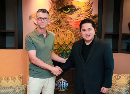Ketum PSSI, Erick Thohir (kanan) bersama pelatih timnas U-20 Indonesia yang baru, Frank van Kempen (kiri). (Sumber: Dok PSSI)