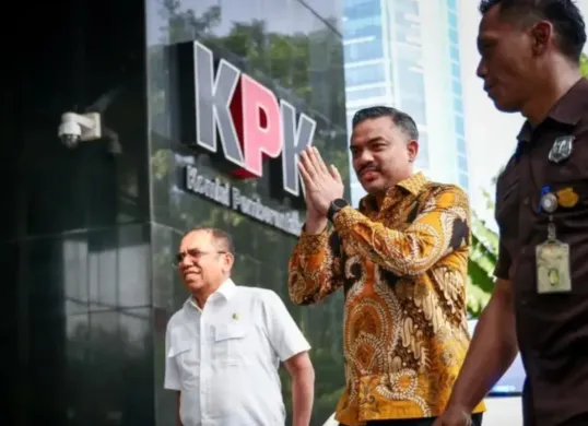 Potret Menteri UMKM, Maman Abdurrahman yang menyerahkan dokumen-dokumen kunjungan istri ke Eropa kepada KPK. (Sumber: Instagram/maman.abdurrahman.st)