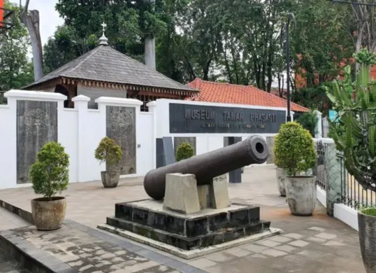 Menyusuri jejak sejarah museum taman prasasti (Sumber: Pinterest)