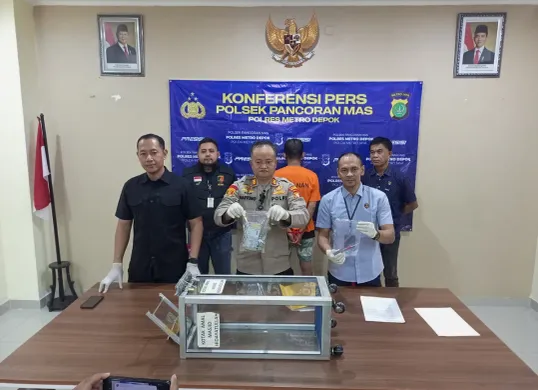 Kapolsek Pancoran Mas AKP Hartono bersama Kanit Reskrim Iptu Tulus, menunjukan barang bukti aksi pelaku pencuri kotak amal di salah satu masjid Kota Depok. (Sumber: Polsek Pancoran Mas)