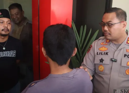 Kapolres Purwakarta AKBP Lilik Ardiansyah menginterogasi pelaku pria penganiaya anak kandungnya yang berhasil ditangkap di lokasi persembunyian, Hutan Desa Cipinang. (Sumber: Poskota/Dadan Sukmana)
