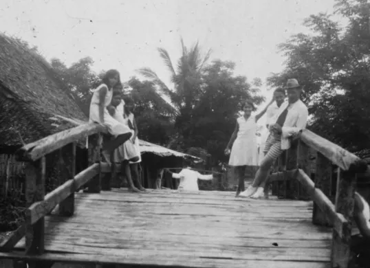 Potret sekelompok gadis Indo-Eropa dan seorang pria dengan pakaian renang, Cilincing, Jakarta. (Sumber: Wikimedia Commons)