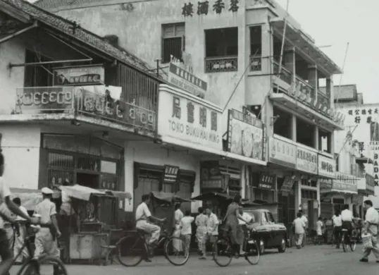 Potret Jakarta tempo dulu, area Glodok, sekitaran tahun 1953 dan 1960. (Sumber: Wikimedia Commons)