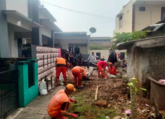 Pasukan oranye bersihkan puing sampah warga di Jalan M Jani RT 02 RW 03, Nomor 1 F, Petukangan Utara, Pesanggrahan, Jakarta Selatan. (Sumber: PPSU Jaksel)