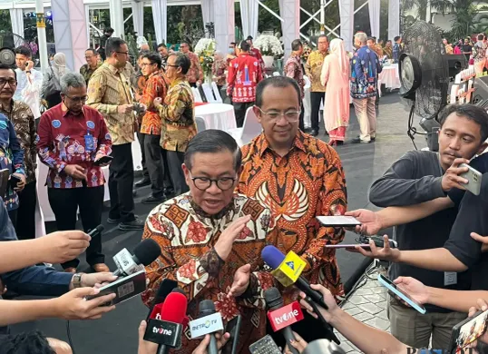 Gubernur Jakarta Pramono Anung saat menyampaikan pernyataan kepada awak media di Balai Kota DKI Jakarta. (Sumber: Poskota/M. Tegar Jihad)