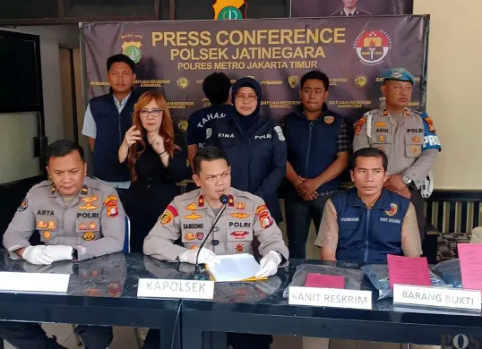 Kapolsek Jatinegara Kompol Samsono menyampaikan keterangan pers saat ekspose perkara penangkapan pelaku tawuran yang menewaskan satu orang. (Sumber: POSKOTA | Foto: Angga Pahlevi)