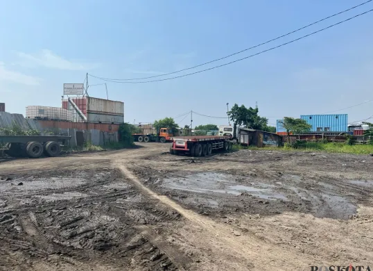 Sejumlah truk kontainer terparkir di kawasan Rawa Malang, Sabtu, 5 Juli 2025. Warga menyebut kendaraan berat ini sebagai penyebab rusaknya jalan arteri Kampung Rawa Malang, Jakarta Utara. (Sumber: Poskota/M. Tegar Jihad)