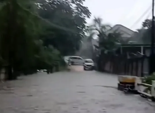 Tangkap layar video yang menunjukkan pengendara tidak dapat melintas akibat Jalan di Kampung Kalimanggis, Kota Depok, terendam banjir pada Minggu, 6 Juli 2025.