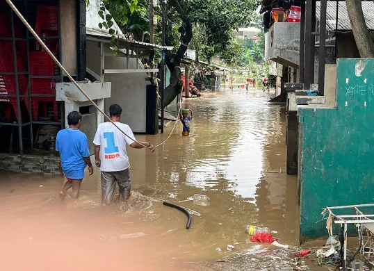 Warga RW 08 Kelurahan Pejaten Timur, Pasar Minggu, Jakarta Selatan, kebanjiran, Minggu, 6 Juli 2025. (Sumber: POSKOTA | Foto: Pandi Ramedhan)