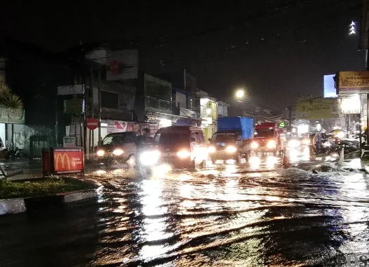 Kondisi banjir di Jalan Raya Lembang, Kabupaten Bandung Barat, Minggu 6 Juli 2025. (Sumber: POSKOTA | Foto: Gatot Poedji Utomo)