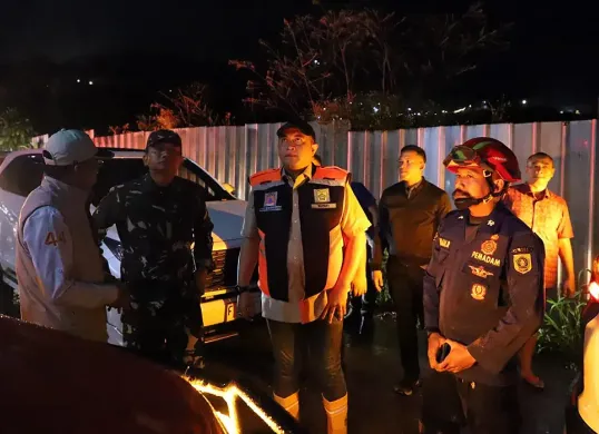Bupati Bogor, Rudy Susmanto saat meninjau langsung lokasi terdampak banjir dan longsor di kawasan Megamendung dan Cisarua, Kabupaten Bogor, Minggu dini hari, 6 Juli 2025. (Sumber: Istimewa)