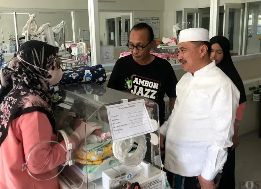 Wakil Wali Kota Bekasi, Abdul Harris Bobihoe, menjenguk bayi laki-laki yang diduga dibuang oleh orang tuanya di RSUD Kota Bekasi pada Minggu, 6 Juli 2025. (Sumber: POSKOTA | Foto: Nurpini Aulia Rapika)