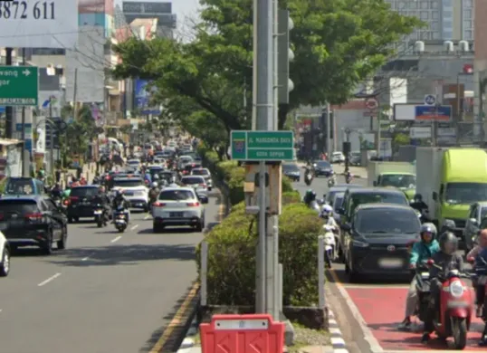 Jelajahi sejarah Jalan Margonda Depok dari masa kolonial sejak 1920-an hingga jadi pusat kota modern. (Sumber: Google Street View)