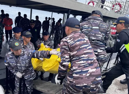 Evakuasi korban KMP Tunu Pratama Jaya yang tenggelam di Selat Bali pada Minggu, 6 Juli 2025. (Sumber: Dok TNI AL)