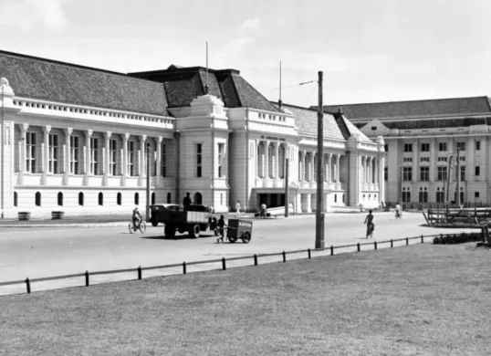 Kantor Bank Indonesia di Jakarta. Bank ini berlokasi di bekas kantor Javasche Bank, yang namanya masih menghiasi fasad depan. Javasche Bank dinasionalisasi pada awal tahun 1950-an dan berganti nama menjadi Bank Indonesia. (Sumber: Wikimedia Commons)