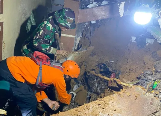Proses evakuasi korban longsor di Megamendung, Kabupaten Bogor, Sabtu, 5 Juli 2025. (Sumber: Dok. BPBD Kabupaten Bogor)