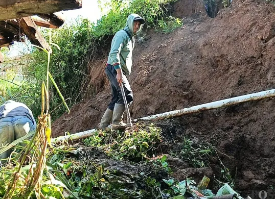 Warga gotong royong evakuasi tanah longsor di Kampung Cisalasih RT 01 RW 05 Desa Cikidang, Minggu 7 Juli 2025. (Sumber: POSKOTA | Foto: Gatot Poedji Utomo)